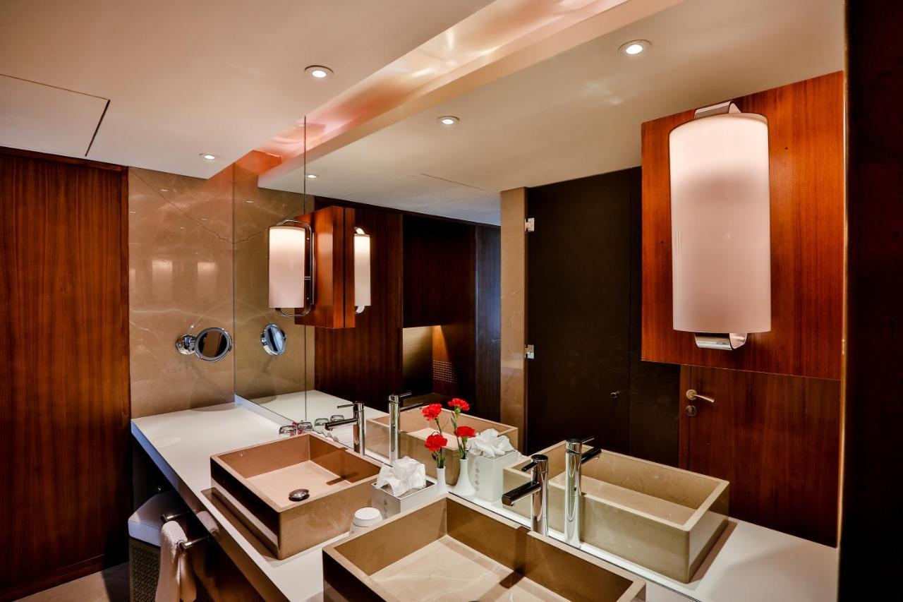 คราวน์ พลาซา เจนไน อัทยาร์ พาร์ค Hotel เชนไน ภายนอก รูปภาพ Bathroom