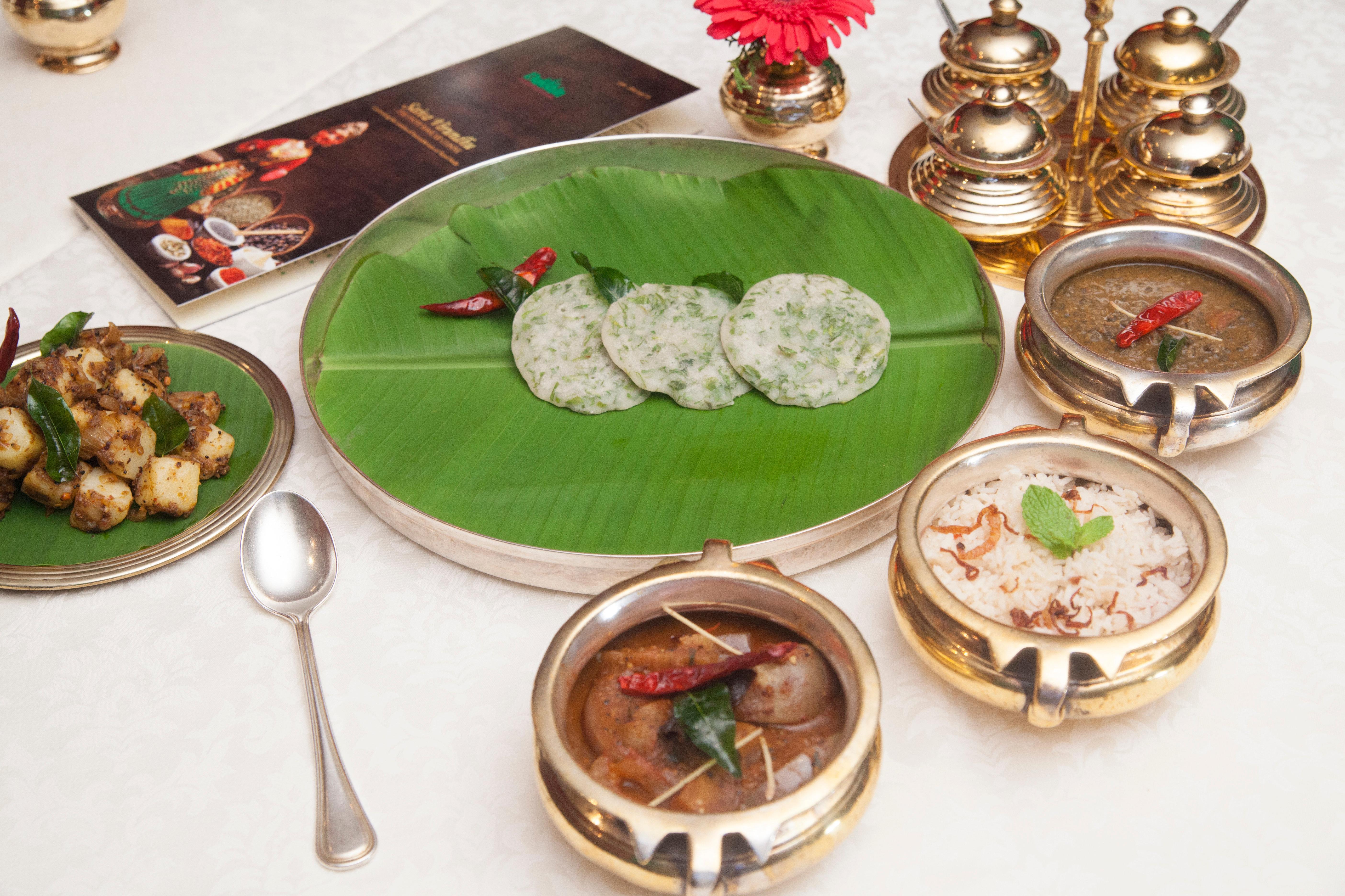 คราวน์ พลาซา เจนไน อัทยาร์ พาร์ค Hotel เชนไน ภายนอก รูปภาพ A typical vegetarian meal at a hotel in India