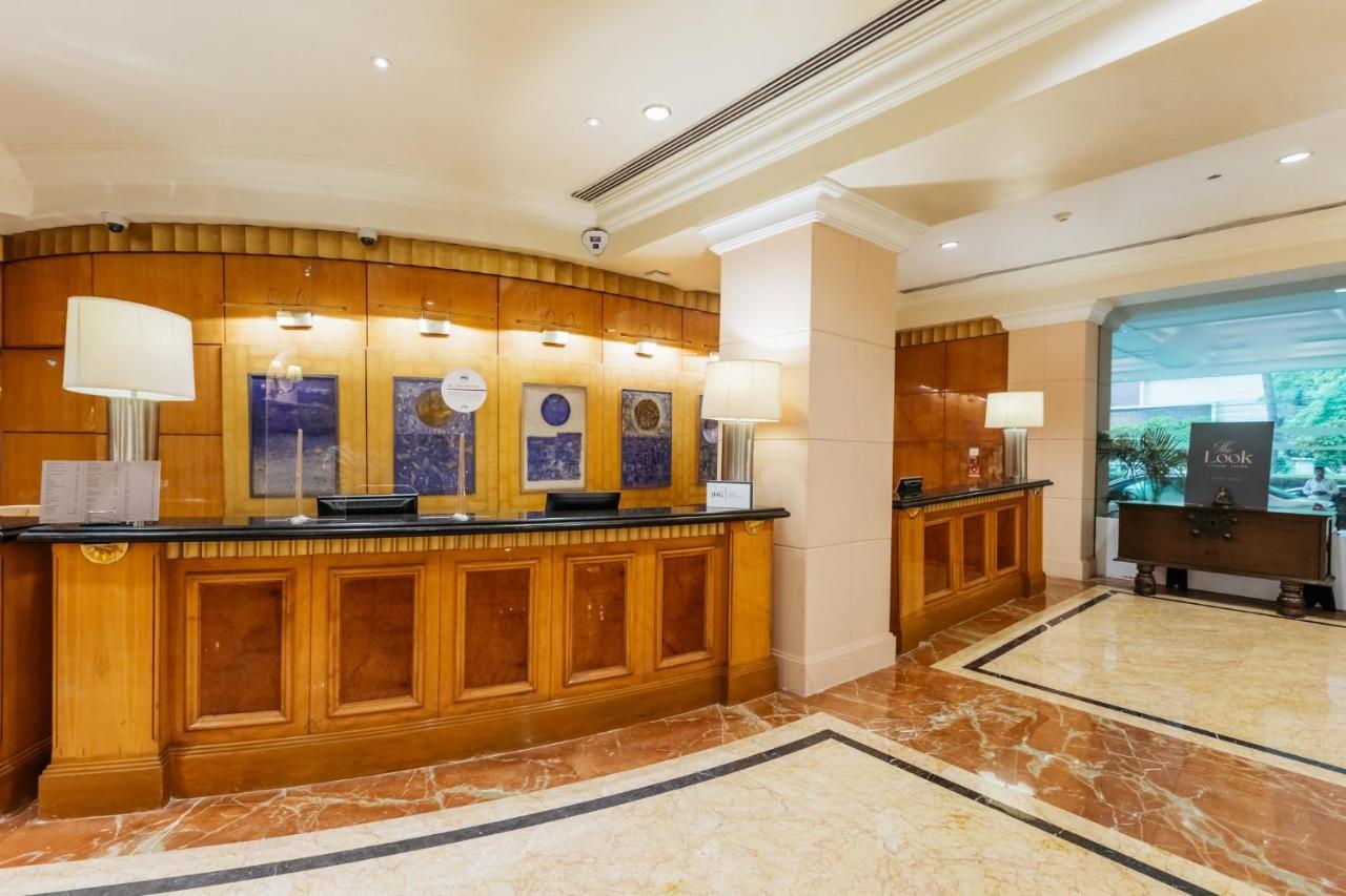 คราวน์ พลาซา เจนไน อัทยาร์ พาร์ค Hotel เชนไน ภายนอก รูปภาพ The lobby of the hotel