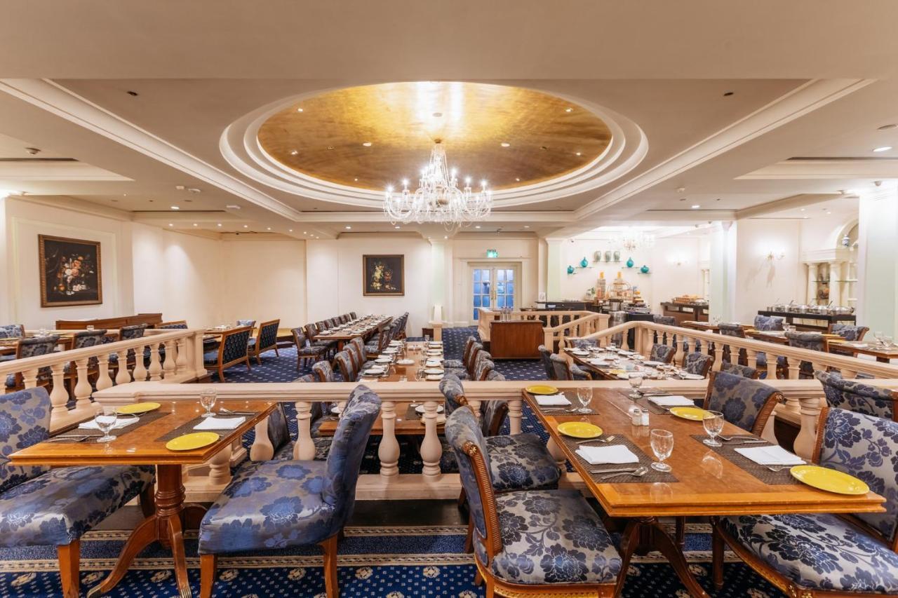 คราวน์ พลาซา เจนไน อัทยาร์ พาร์ค Hotel เชนไน ภายนอก รูปภาพ The restaurant